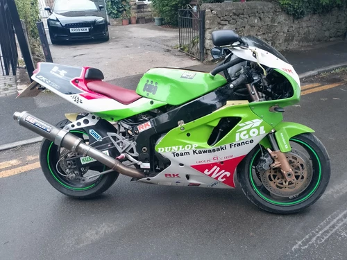 Kawasaki ZXR750-J1 - Picture 1 of 11
