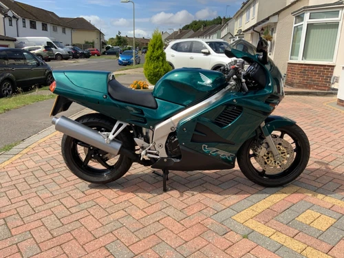 Honda VFR750 RC36 - 337 miles from new - Picture 1 of 11