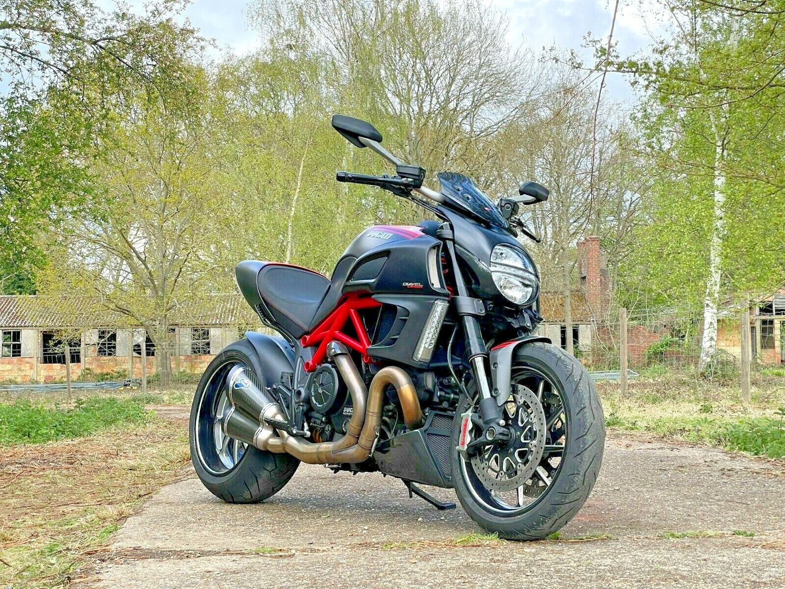 Image 01 - 2011 DUCATI DIAVEL 1198cc DIAVEL CARBON **99p START NO RESERVE**